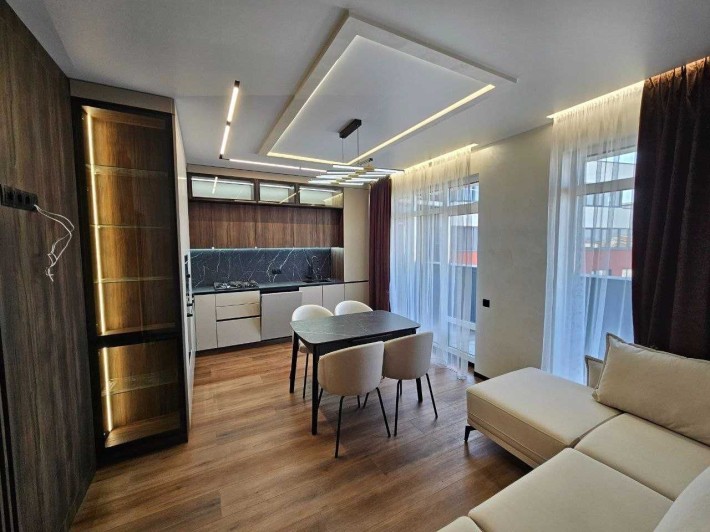 Продаж 2-кімнатної квартири з дизайнерським ремонтом і терасою - фото 1