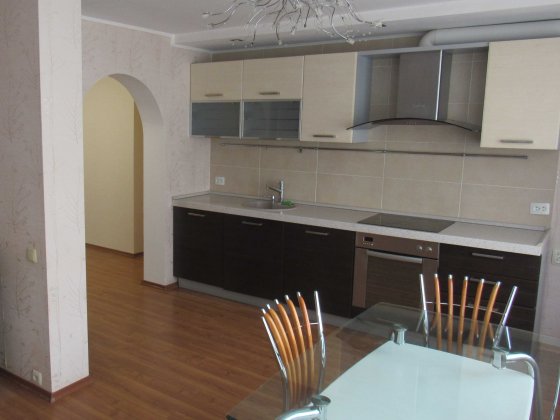 Продам велику 2к квартиру з ремонтом 700-річчя цегляний будинок Черкассы