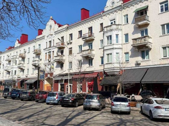 Продаж Екскюзивної Сталінки поруч з Центральною площею міста Чернігів