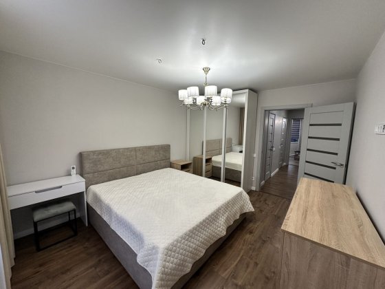 Продам гарну квартиру в районі ст. м. Осокорки (без посередників)