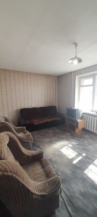 Продам 2-кімнатну квартиру неподалік центру по низькій ціні - фото 1