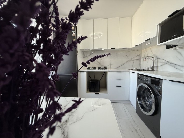 Продаж видової, світлої 2-во кімнатної квартири в центрі міста - фото 1