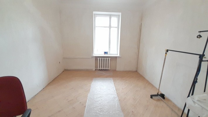 2-к квартира в центрі: 2 поверх, стіни 1.2 м + 2 підвали по 15 м² - фото 1