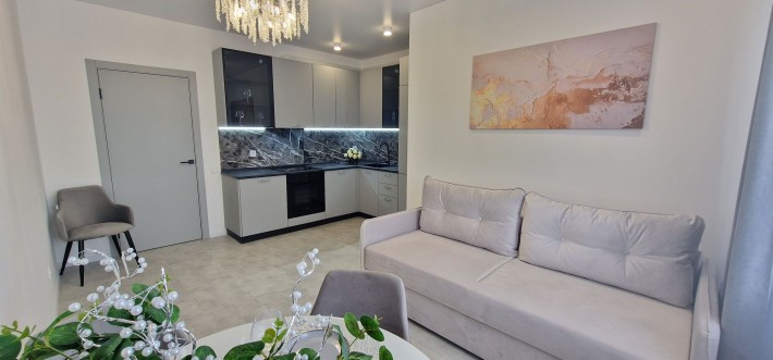 Продам 2 кімнатну квартиру, кухня вітальня та 2 спальні! - фото 1