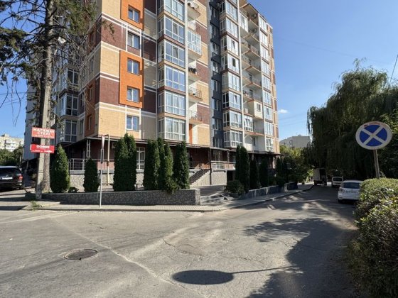 Продаж просторої трьох кімнатної новобудови. Героїв Майдану Чернівці