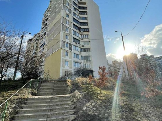 Продаж 4-к квартири на Срібнокільській 8
