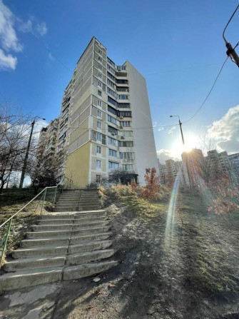 Продаж 4-к квартири на Срібнокільській 8 - фото 1