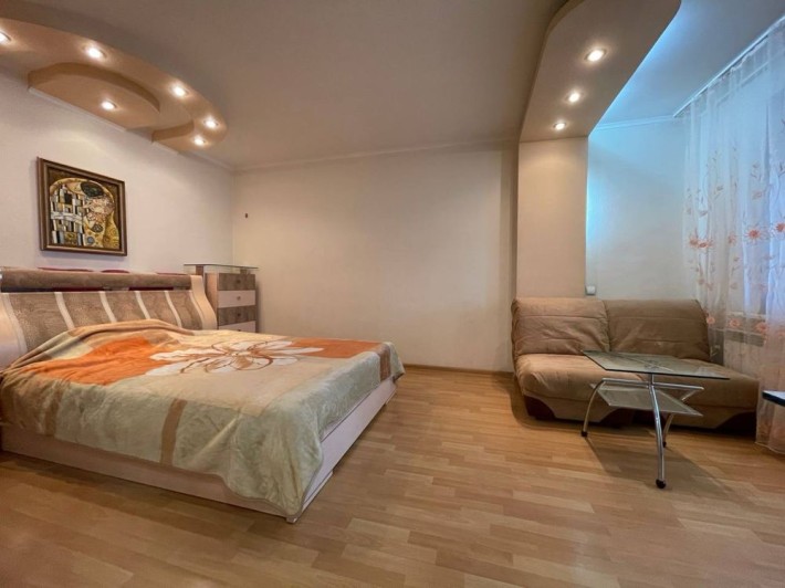 Метро пішки. Продаж трикімнатної (+ гостинна) квартири в Києві - фото 1