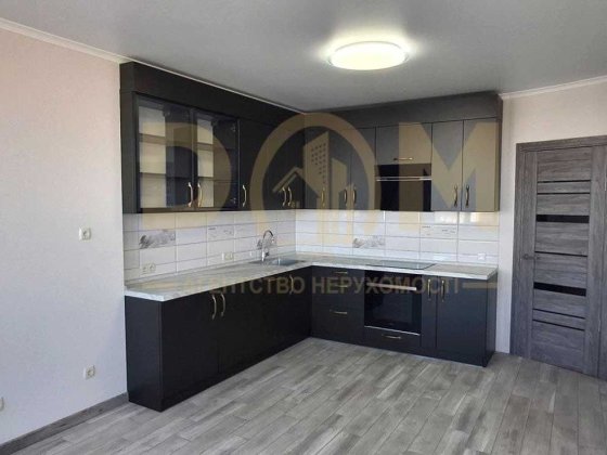 Продам 3-кімнатну квартиру з новим ремонтом на вул. Юрія Пасхаліна, 17