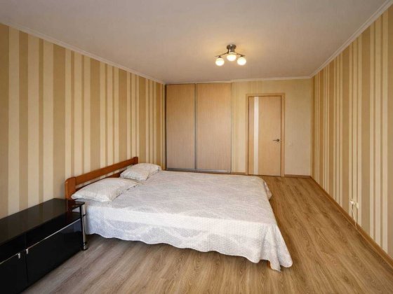 Продаж 3к квартири Березняки Русанівка Дніпровський р-н Шумського Киев