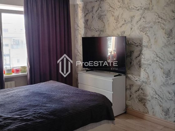Без % Світла 2-к квартира з великим балконом біля метро Чернігівська Киев