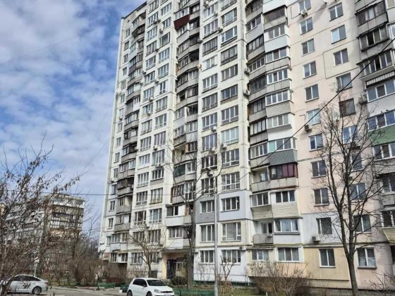 Продам 1 кімнатну Березняки. метро Лівобережна