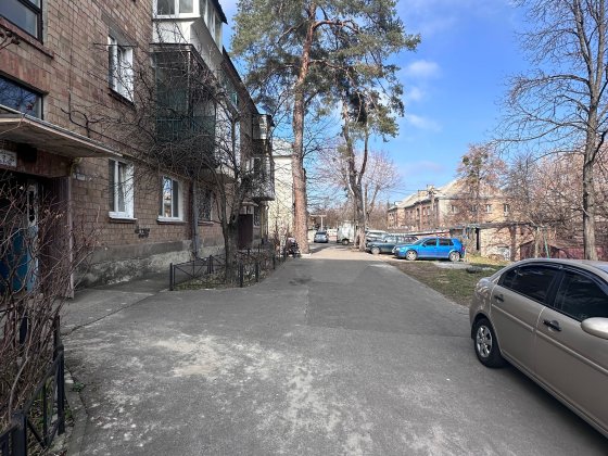 Двокімнатна квартира з ремонтом в спальному районі Києва