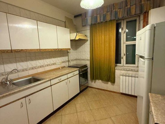 Продаж просторої 2 к. Київ