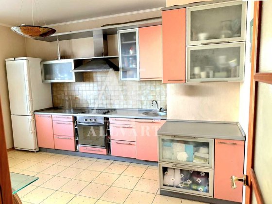 Продаж 3к квартири 110 кв. м на вул. Микільсько-Слобідська Киев