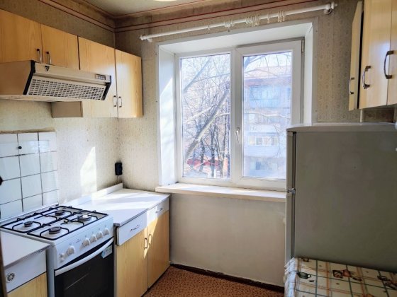 2ком  Поля 4/5 тепла,тиха,роздільна, не кутова,школи. Сертифікат+