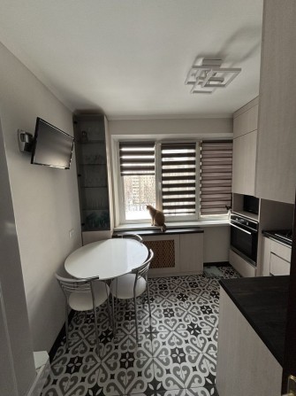 Продам квартиру з сучасним ремонтом в спальному районі міста. - фото 1