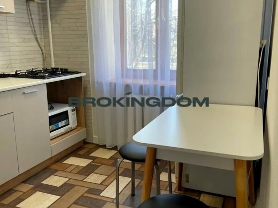 Продам 2х кімнатну квартиру біля метро Почайна Київ