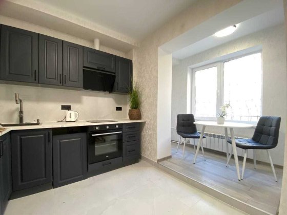 Двостороння 1К з новим ремонтом біля метро Мінська Оболонь