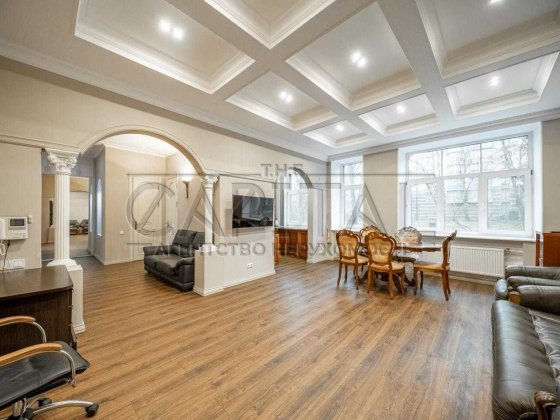 Продаж ЦЕНТР простора квартира площею 100 м² в урядовому кварталі ТОРГ Київ