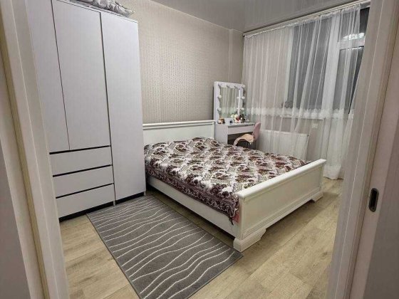Продам простору 2-х кімнатну квартиру біля метро Бориспільська Київ
