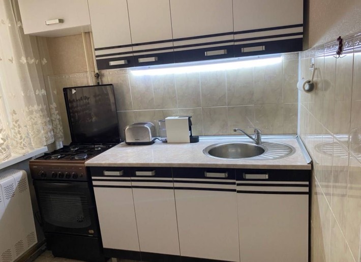 Продам 2 кім в центрі - фото 1