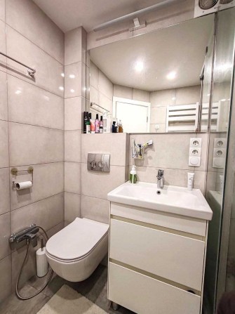 Продам 2-х к. квартиру в центре с ремонтом. - фото 1