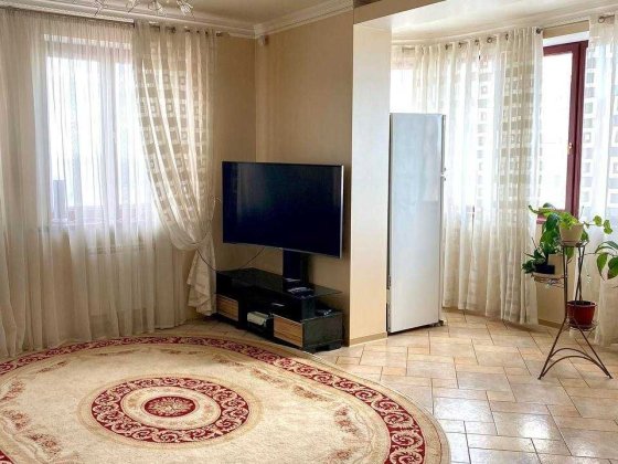 Продаж 4-кімнатної квартири з ремонтом, вул. Анни Ахматової, 13