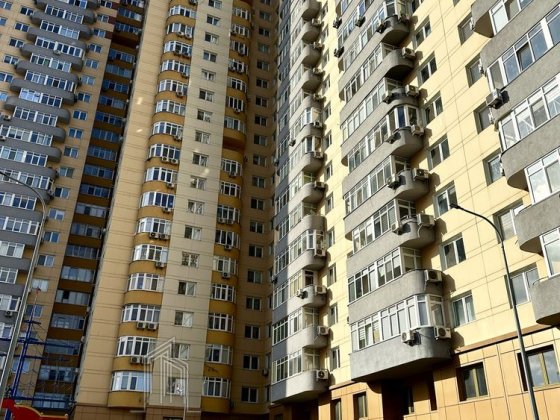 Продам 2-кімнатну квартиру в ЖК «Міністерський» метро Мінська -15 хв.