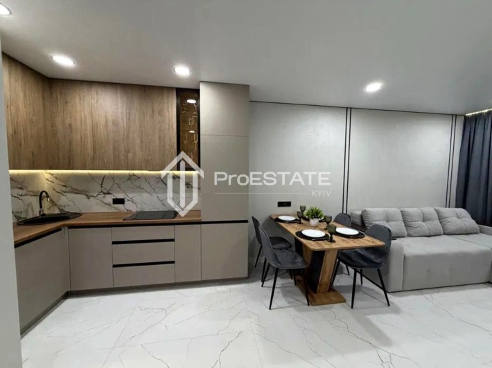 Варшавський-3 з ремонтом - фото 1