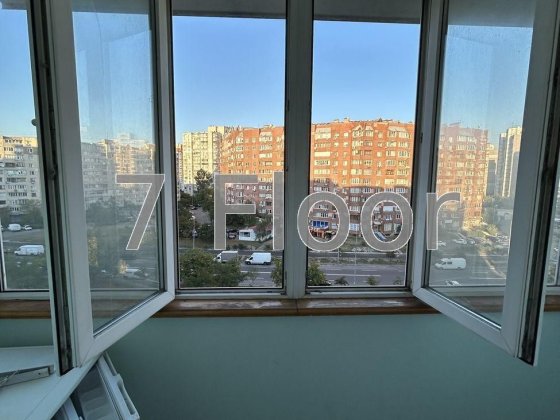 4 кімнатна квартира Драгоманова Позняки під ремонт газ ст.м. Позняки Киев