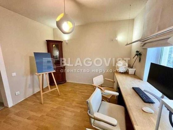 Продаж  3 кімн квартири 96кв.м Троєщина Бальзака,55в