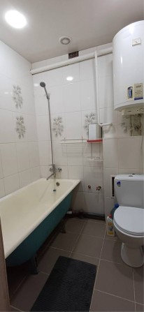 Сдам 1к квартиру студию с большой кухней р-н Демитровского рынка - фото 1