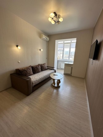 Сдам 1ком.квартиру на Набережной (р-н кемпинг АББО), на 1-2мес. - фото 1