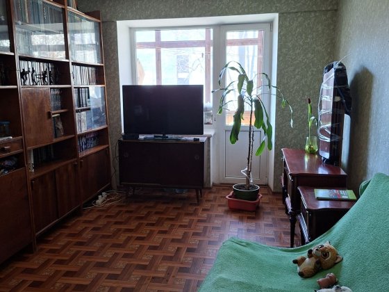 Продам 30 комнатную квартиру на Титова  р-н Кирова Днепр