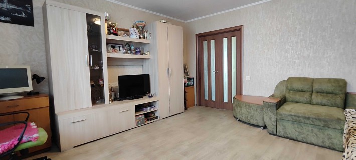 Продається трикімнатна квартира покращеного планування у центрі міста - фото 1