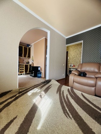 Трикімнатна, покращеного планування з АГВ та євроремонтом! Жадова! - фото 1