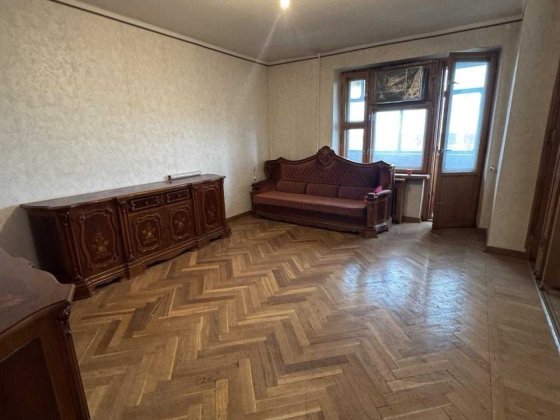 Продаж 3-кімнатної квартири на Печерську світло є  Петра Болбочана 4 А