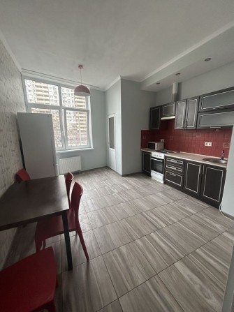 Вул. Ахматової, б.22, вишукана квартира біля Новусу, м Позняки! - фото 1