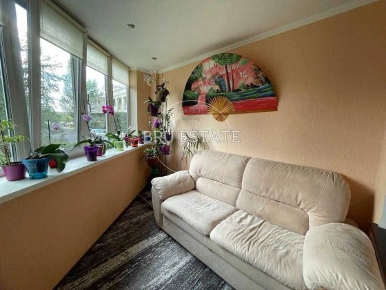 Продам світлу 2к кв на низькому поверсі вул Милославська 47А Київ