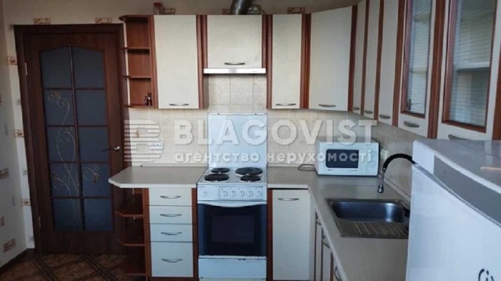 Продам 1 кімнатну Бориспільска 6, метро "Червоний Хутір" - фото 1