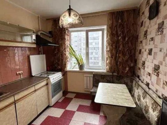 Продаж 2 к. квартири Прирічна 17г