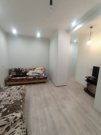 Сдам хорошую однокомнатную квартиру на Новом Свете,  1й этаж. - фото 1