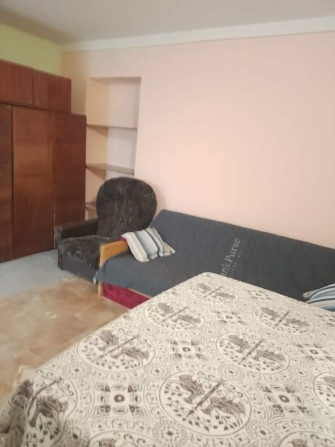 Здам в приватному будинку 1 кімнатну квартиру - фото 1