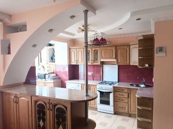 Здається світла тепла квартира навпроти ринку. Вільна Трускавець