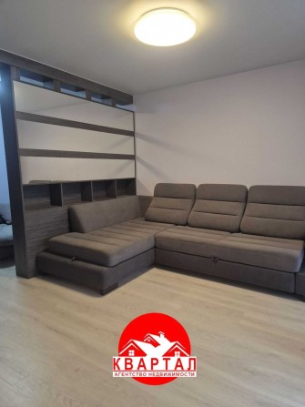 Продается 2-х комн. студия со свежим ремонтом в центре, ул. Школьная - фото 1