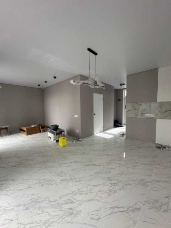 1к. з великою кухнею-вітальнею та окремим двориком - фото 1