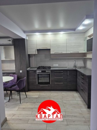 Продается 2-х комн. студия со свежим ремонтом в центре, ул. Школьная - фото 1