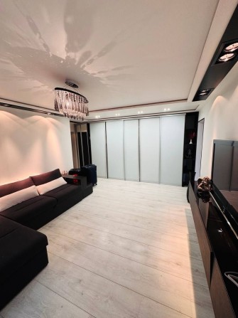 Продається 3- к  квартира з сучасним ремонтом,меблями та технікою - фото 1