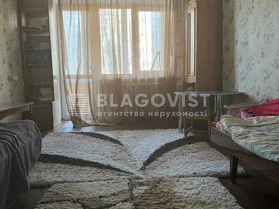 Продаж 2 кімнатної просторої квартири Харківське шосе 21\1